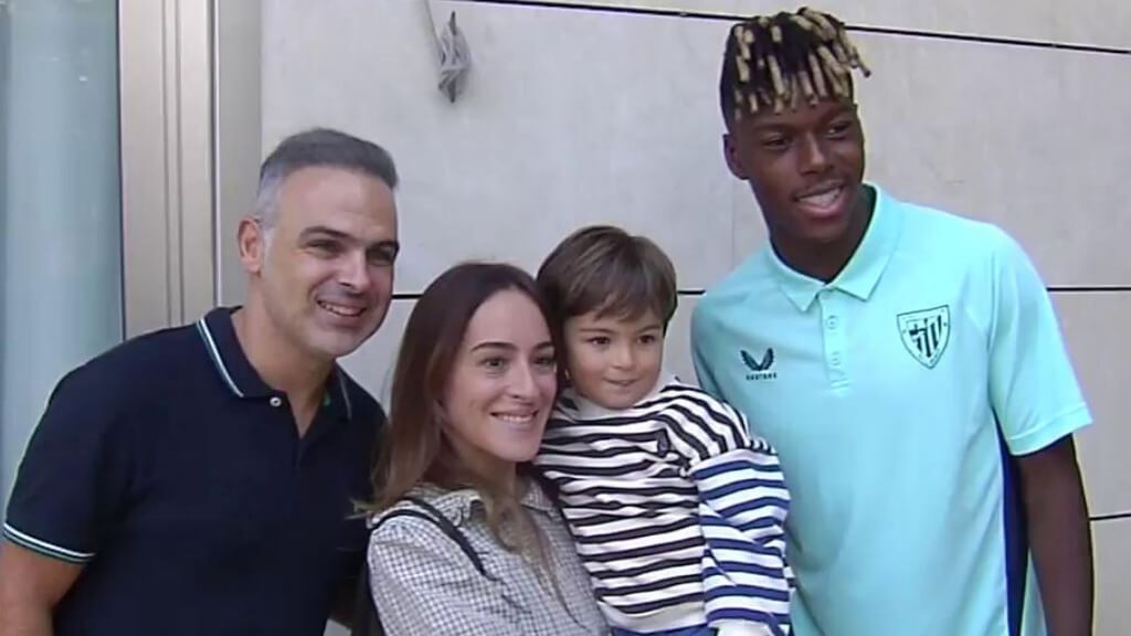 Nico Williams cumple su promesa y le regala al pequeño Óscar su camiseta: "¿Me das un abrazo?"