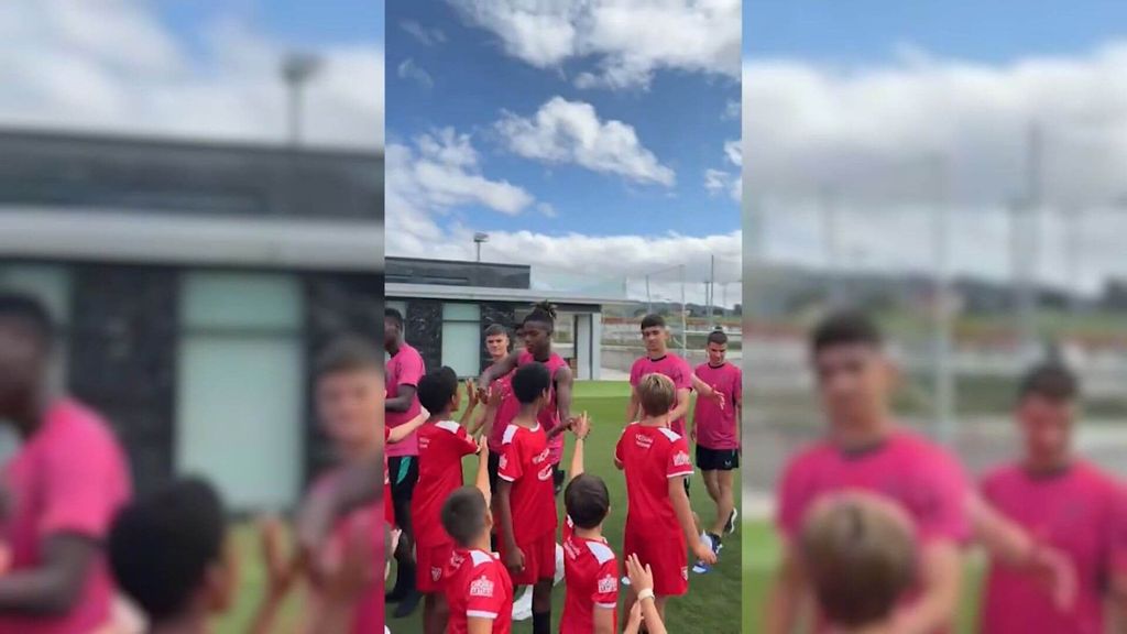 Nico Williams causa sensación ante los más pequeños en el Campus del Athletic