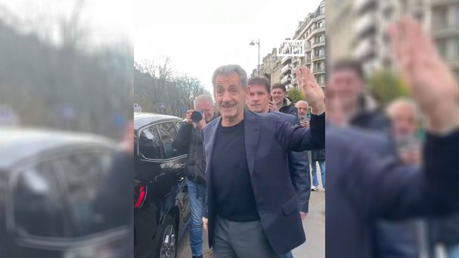 Nicolas Sarkozy es aplaudido por una multitud de personas tras salir de un restaurante junto a Carla Bruni en París