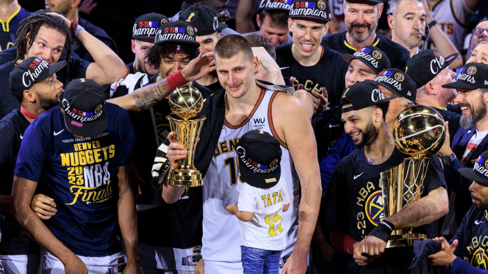 nikola_jokic_posando_con_el_trofeo_mvp_de_las_finales_de_nba_001.jpg