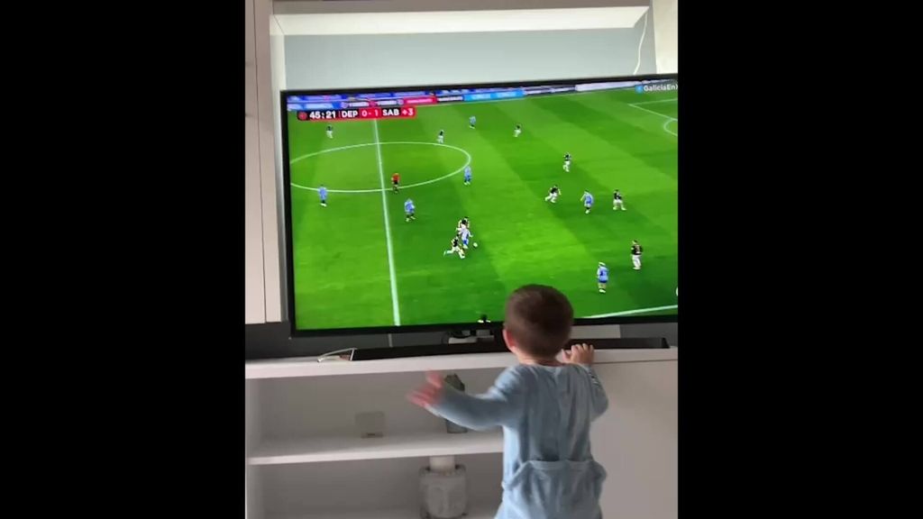 La emoción de un niño de 2 años con su Dépor por televisión