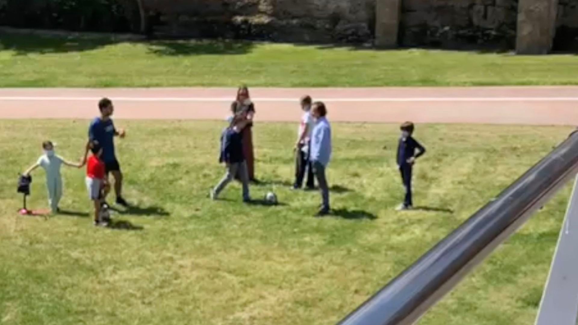 ninos_acompanados_de_adultos_jugando_en_el_parque.png ninos_acompanados_de_adultos_jugando_en_el_parque.png