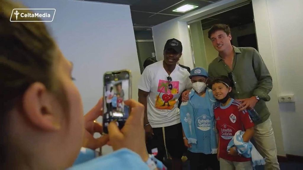 Niños del Área de Oncología del Clínico Universitario de Santiago visitan Balaídos y reciben una sorpresa de Dotor y Aidoo