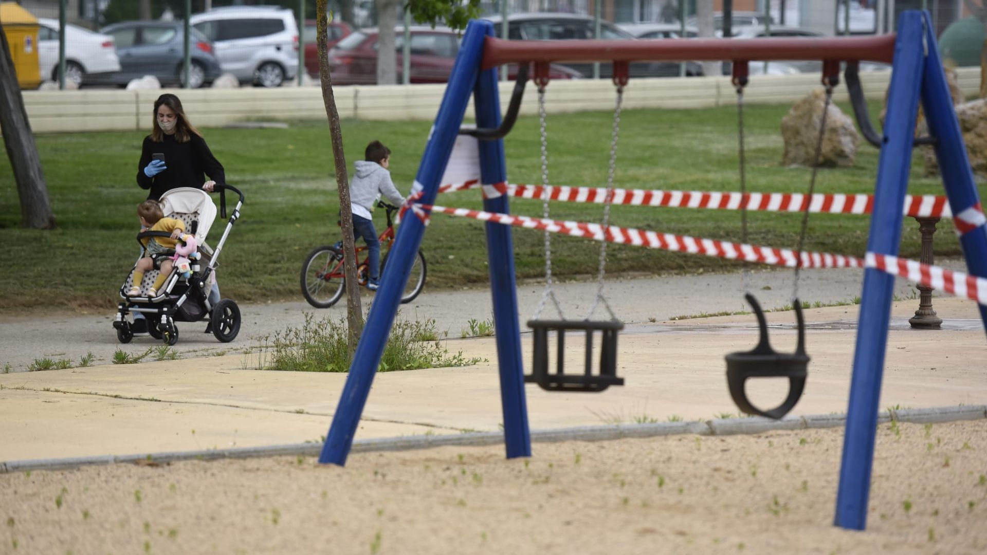ninos_en_los_parques_de_sevilla_durante_el_coronavirus.jpeg