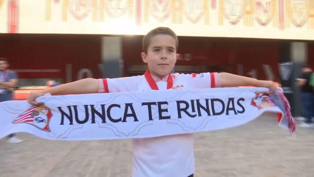 Daniel, el fan número 1 de Sergio Ramos, visita el Ramón Sánchez-Pizjuán