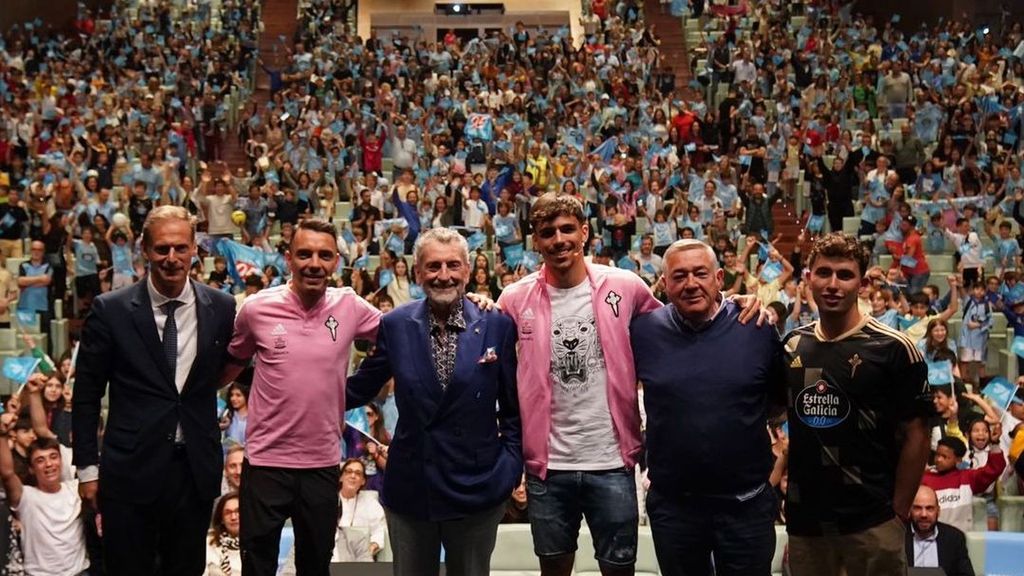 Iago Aspas y Gabri Veiga llenan de sonrisas a los celestes más jóvenes