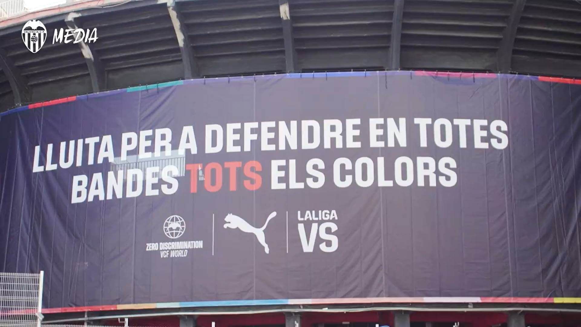 nueva_lona_en_mestalla_se_viste_contra_el_racismo.jpg