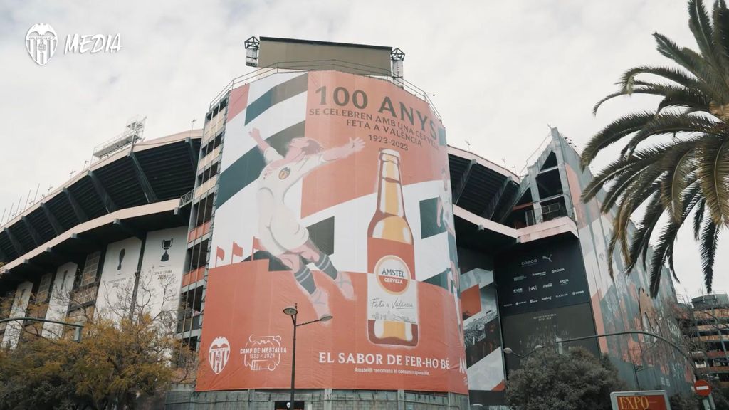 Mestalla estrena nueva lona por su Centenario