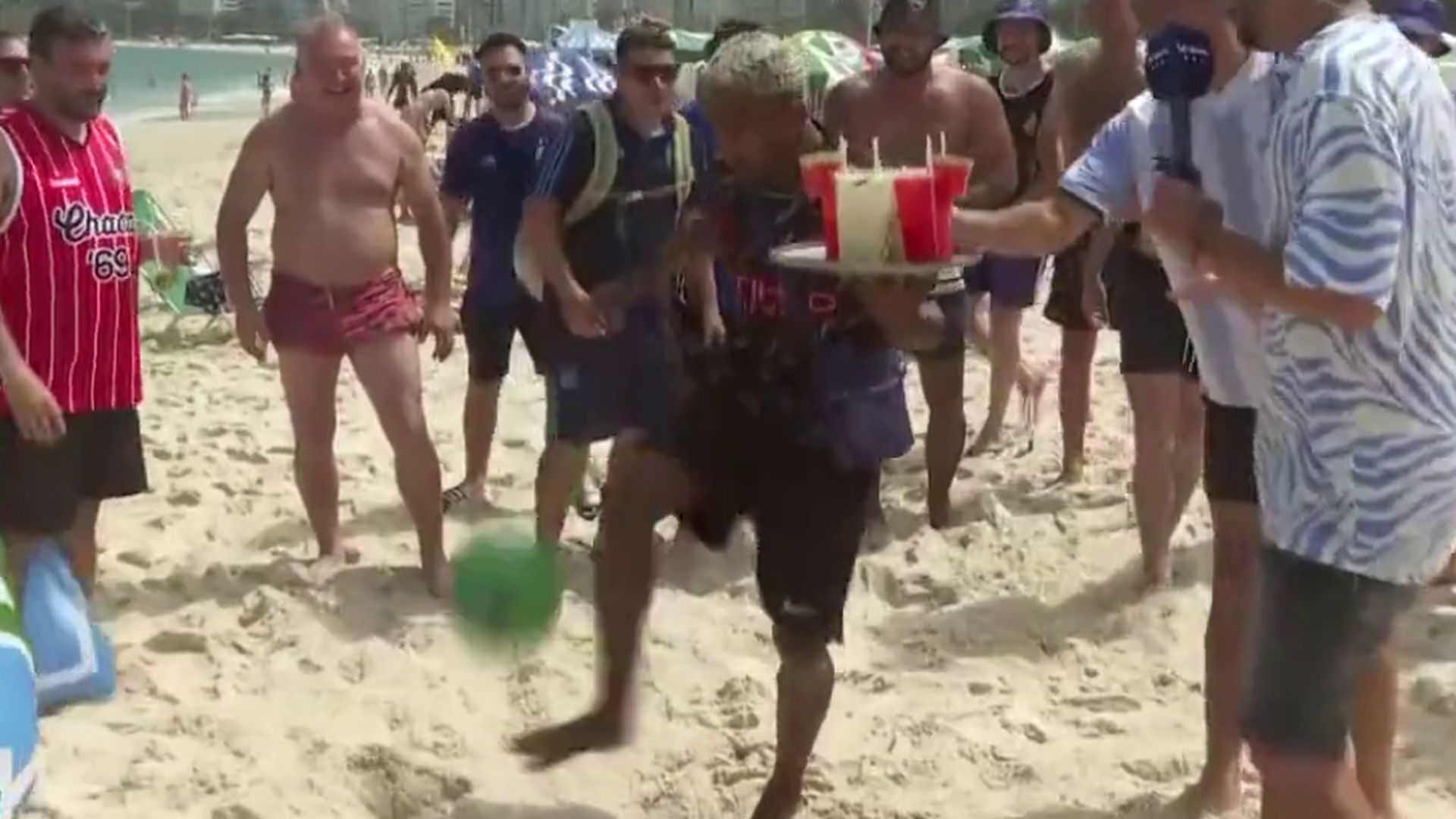 nunca_te_metas_con_un_brasileno_un_argentino_reta_a_un_camarero_a_dar_toques_y_este_le.jpg nunca_te_metas_con_un_brasileno_un_argentino_reta_a_un_camarero_a_dar_toques_y_este_le.jpg