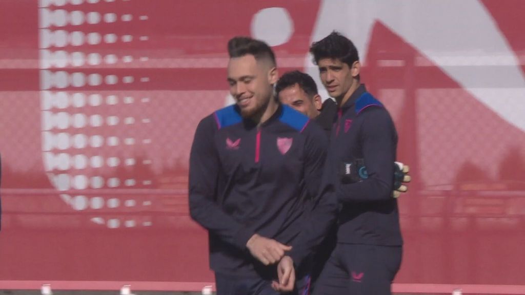 (MEDIASET) El primer detalle de Ocampos nada más pisar el césped en su vuelta