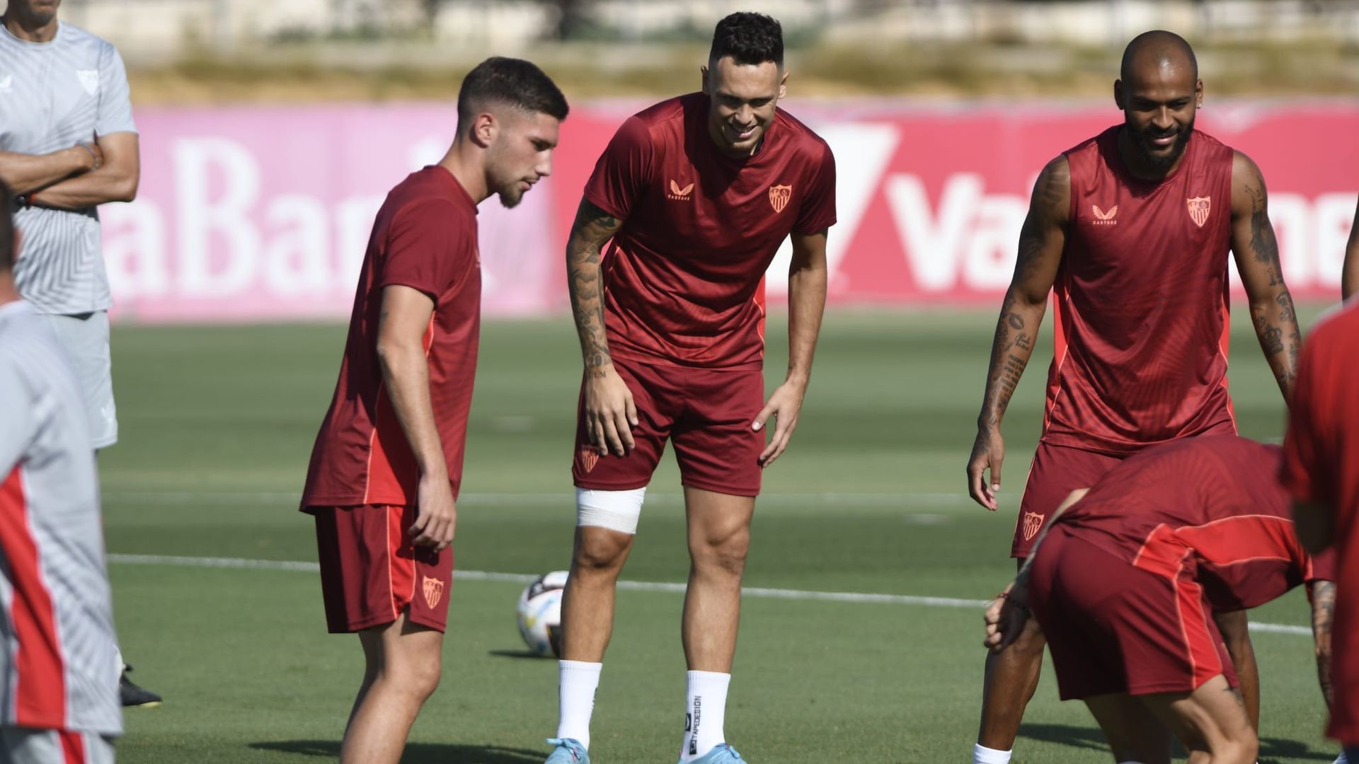 ocampos_entrena_con_el_sevilla_con_un_vendaje_en_su_muslo_derecho_001.jpeg