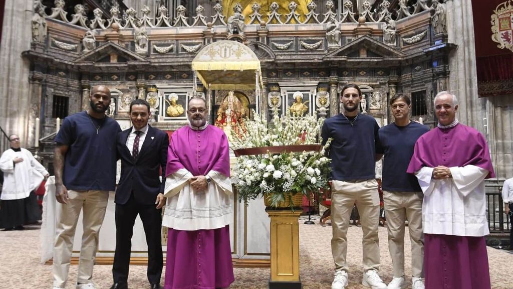 Ofrenda floral del Sevilla FC a la Virgen de los Reyes