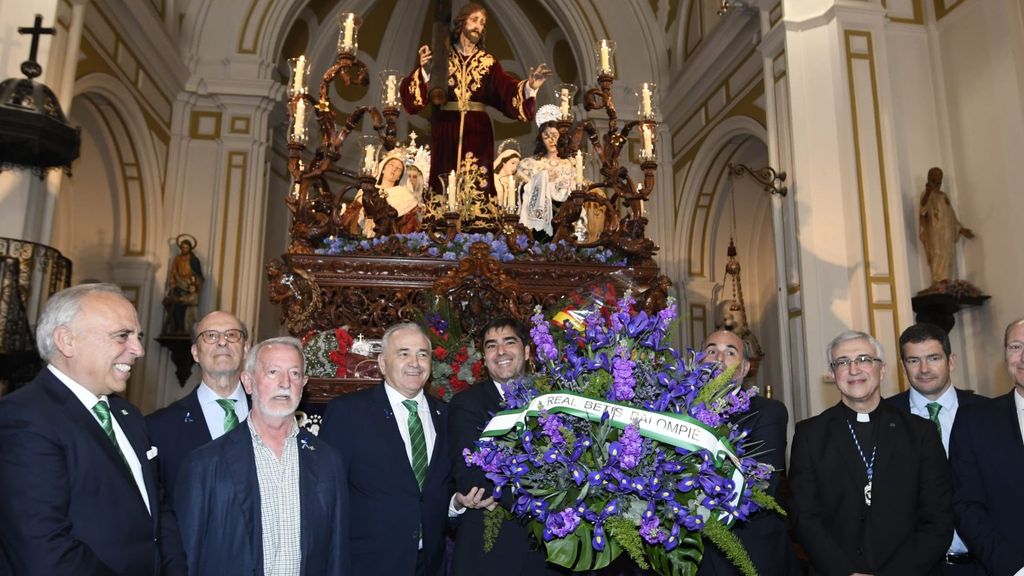 La ofrenda floral del Betis a la hermandad de La Misión el Viernes de Dolores