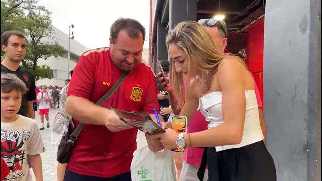 Olga Carmona en la previa del Sevilla-Girona