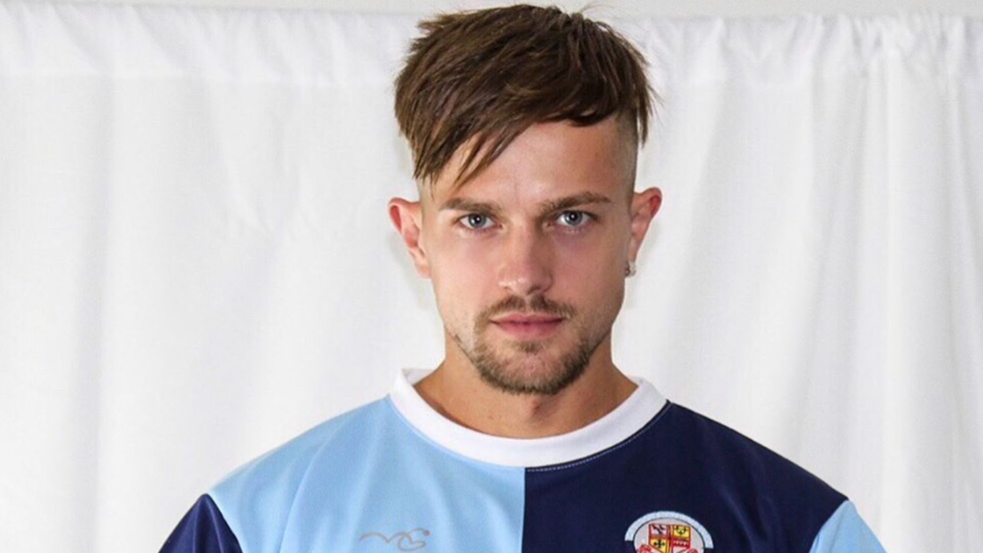 oliver_spedding_posando_con_la_camiseta_del_coyrdon_fc_fuente__oliverspedding_.jpeg oliver_spedding_posando_con_la_camiseta_del_coyrdon_fc_fuente__oliverspedding_.jpeg