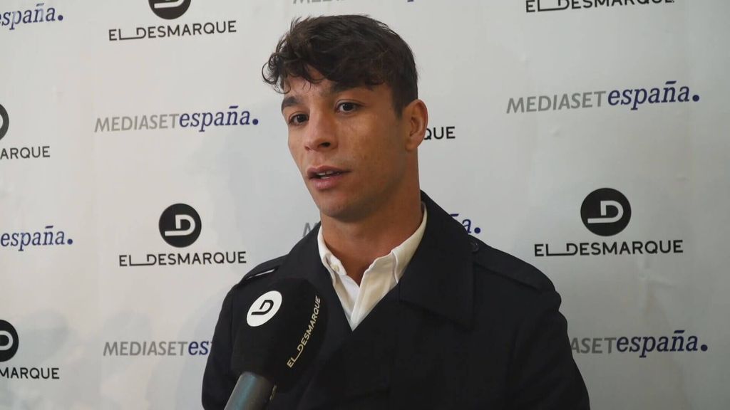 Óliver Torres y Pedrosa hablan en el balcón de 'ElDesmarque' de su Hermandad preferida