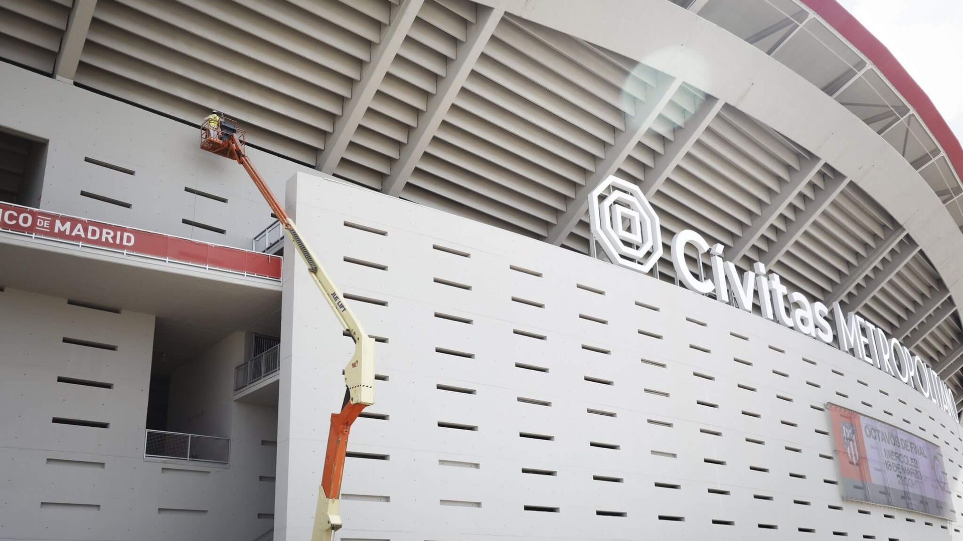 operarios_pintan_la_fachada_del_metropolitano_foto_atm_001.jpg operarios_pintan_la_fachada_del_metropolitano_foto_atm_001.jpg