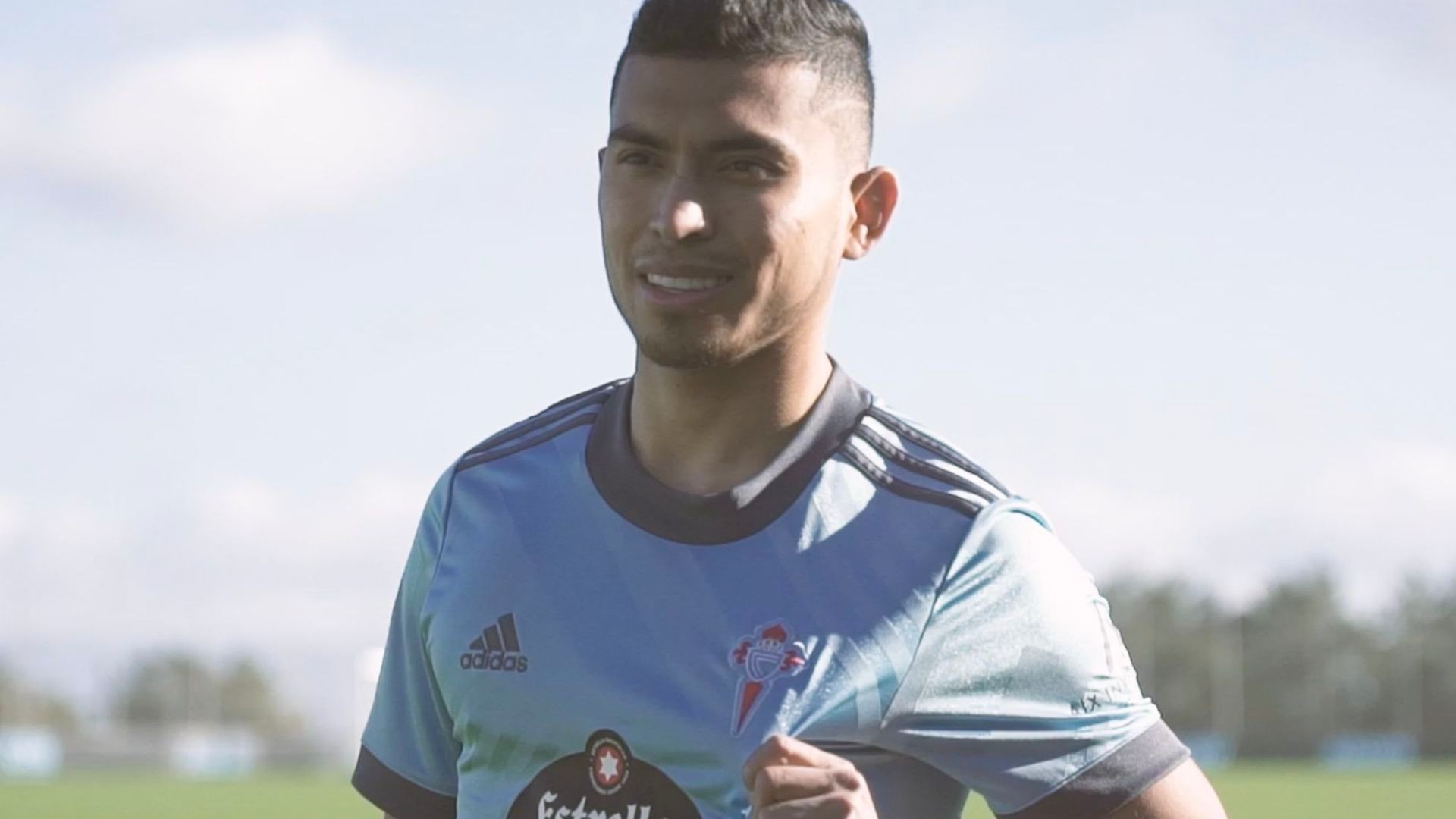 orbelin_pineda_posa_con_la_camiseta_del_celta_001.png