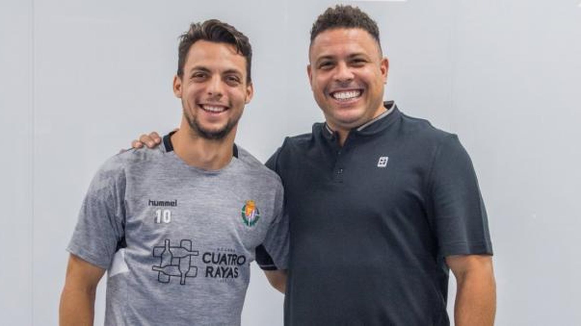 oscar_plano_con_ronaldo_nazario_tras_su_renovacion_con_el_real_valladolid.jpg oscar_plano_con_ronaldo_nazario_tras_su_renovacion_con_el_real_valladolid.jpg