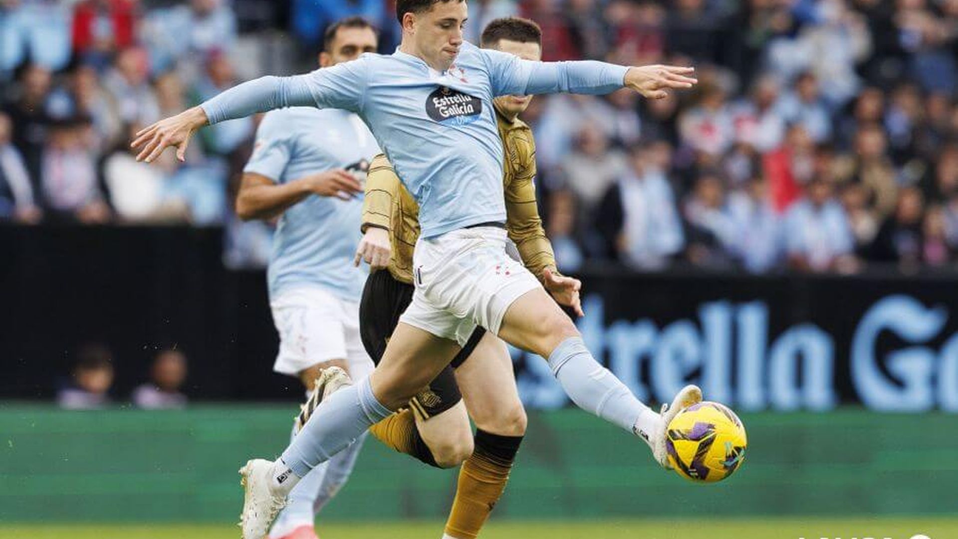 pablo_duran_pelea_por_un_balon_ante_la_presencia_de_zubeldia_ne_el_celta_real_sociedad.jpeg
