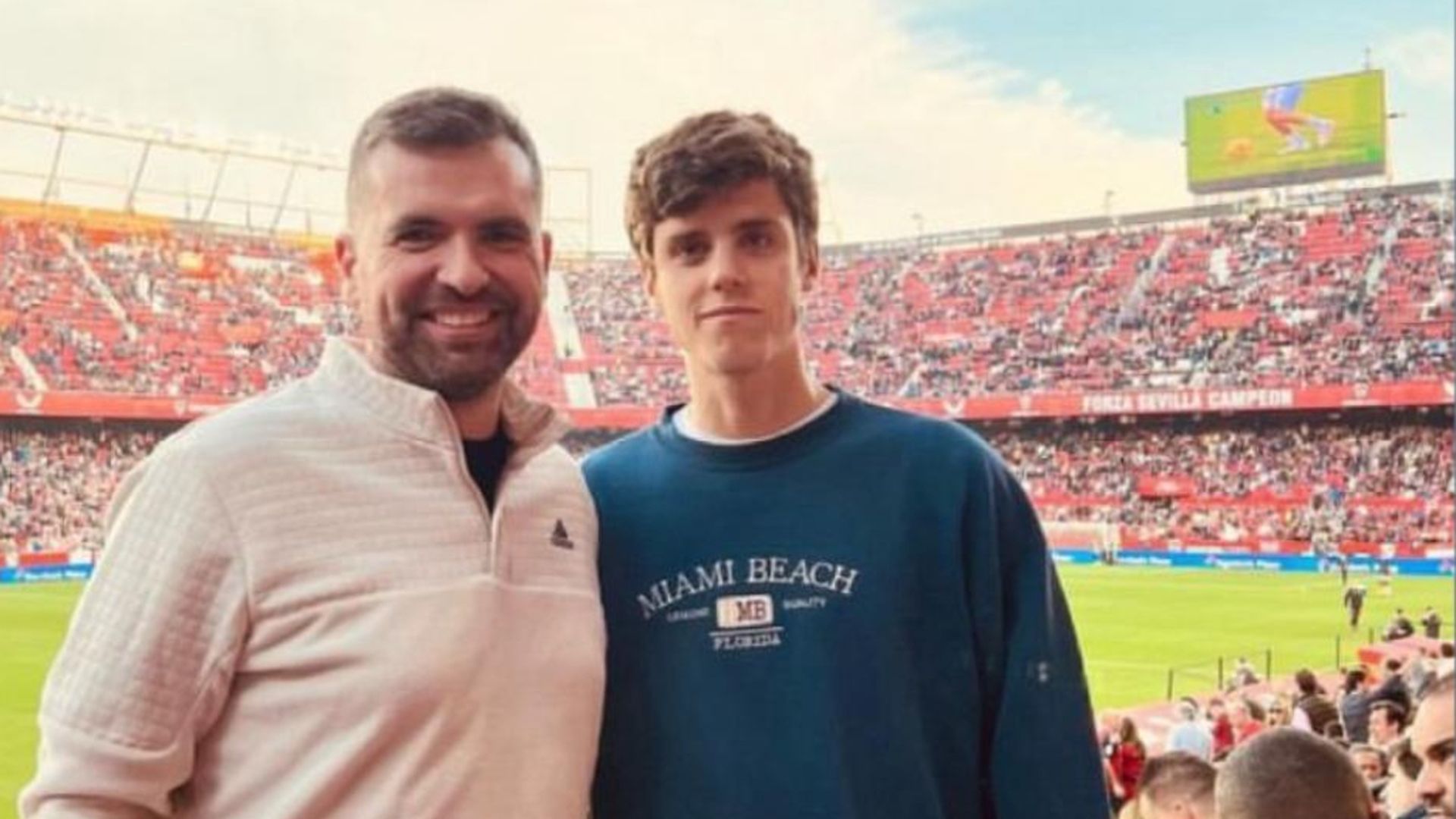 pablo_el_hijo_pequeno_de_quique_sanchez_flores_en_el_sanchez_pizjuan__luisito_8477.jpg pablo_el_hijo_pequeno_de_quique_sanchez_flores_en_el_sanchez_pizjuan__luisito_8477.jpg