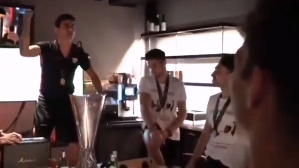 El espectacular rap del canterano Pablo Pérez en la celebración de la Europa League del Sevilla FC