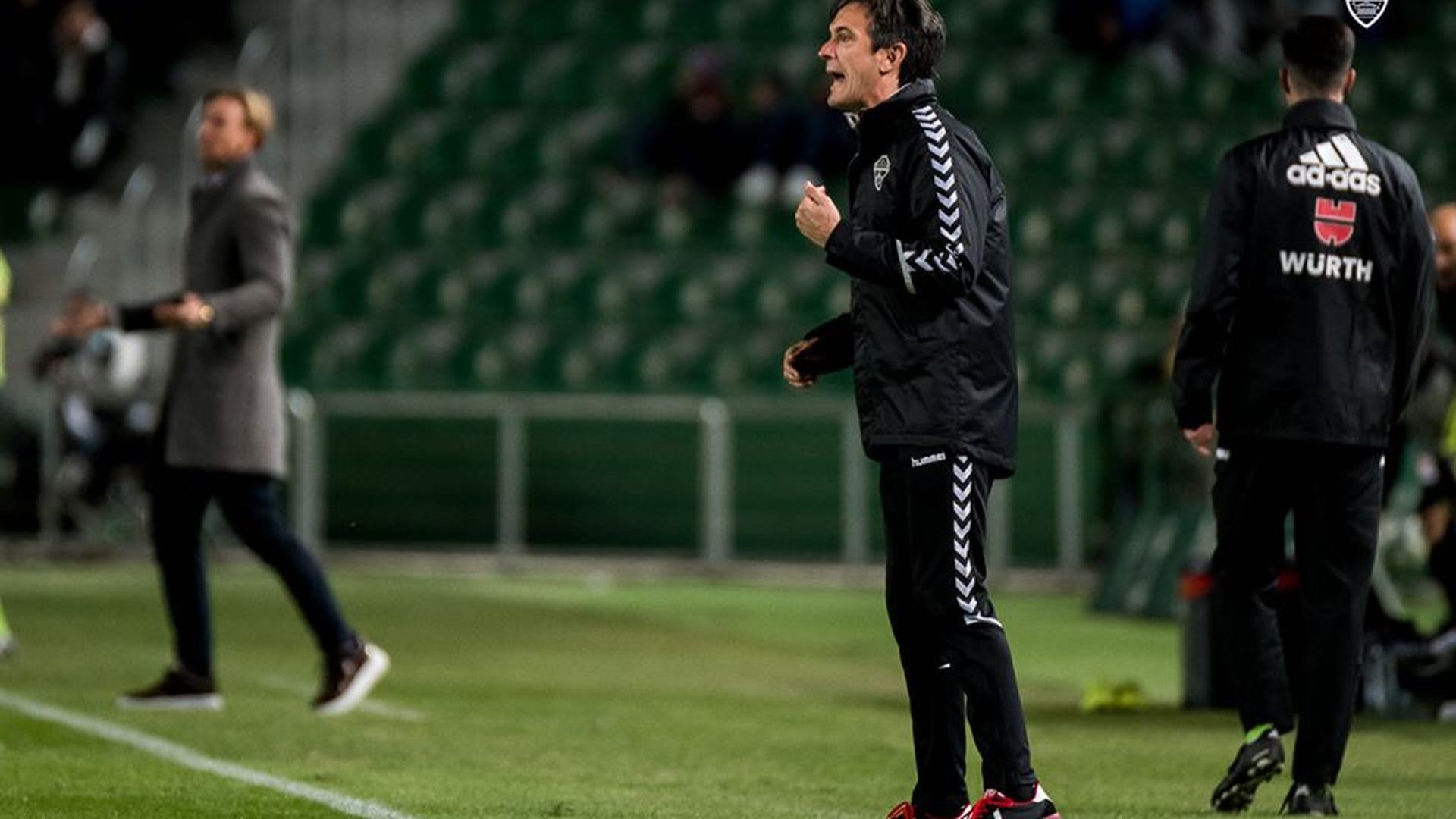 pacheta_da_instrucciones_en_la_banda_del_martinez_valero_.jpg pacheta_da_instrucciones_en_la_banda_del_martinez_valero_.jpg