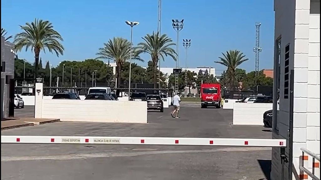 Llegada del padre de Rafa Mir a Paterna