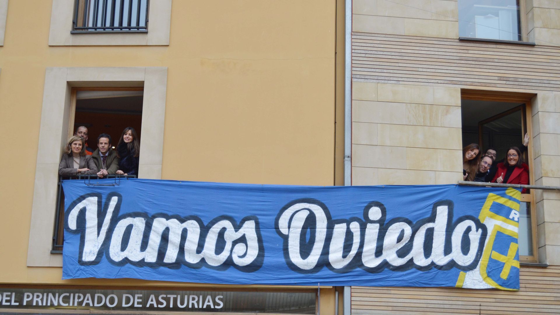 pancarta_de_apoyo_al_real_oviedo_para_el_derbi_en_el_ayuntamiento_foto_@aytoviedo_001.jpg