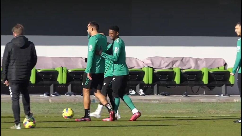 Caño y vacile de Borja Iglesias a Abner Vinícius