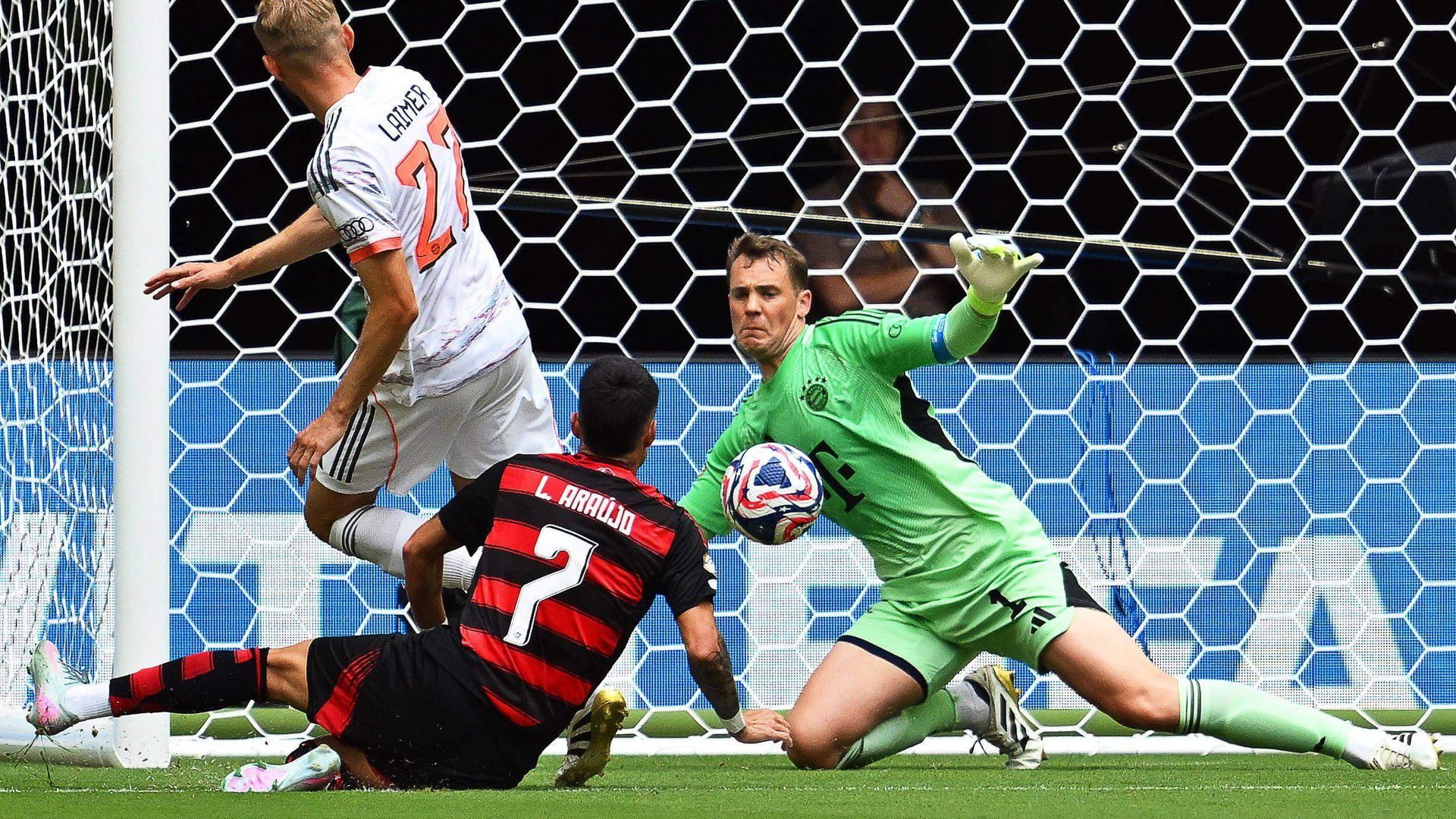 paradon_de_neuer_en_el_flamengo_bayern_foto_cordon_press_001.jpg