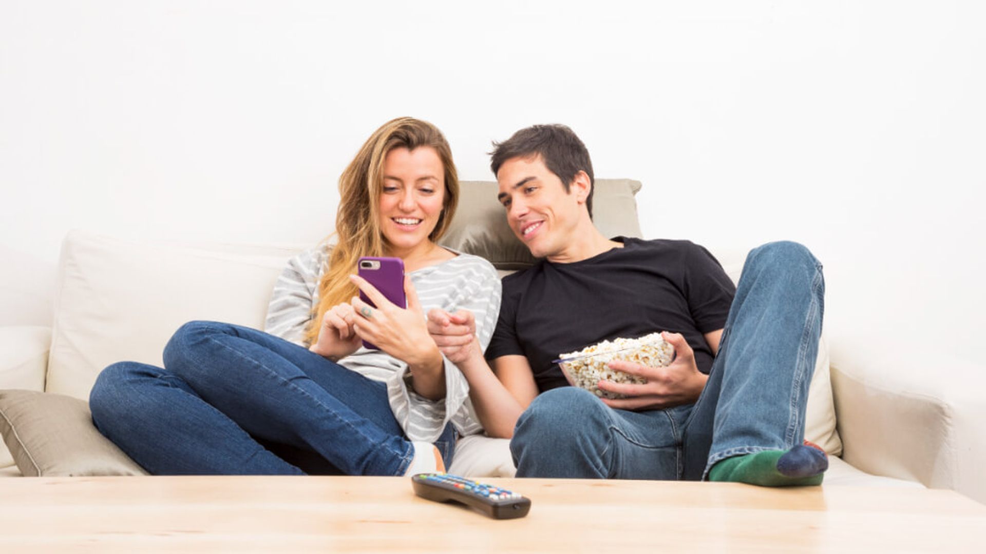 pareja_sofajpg.jpg pareja_sofajpg.jpg