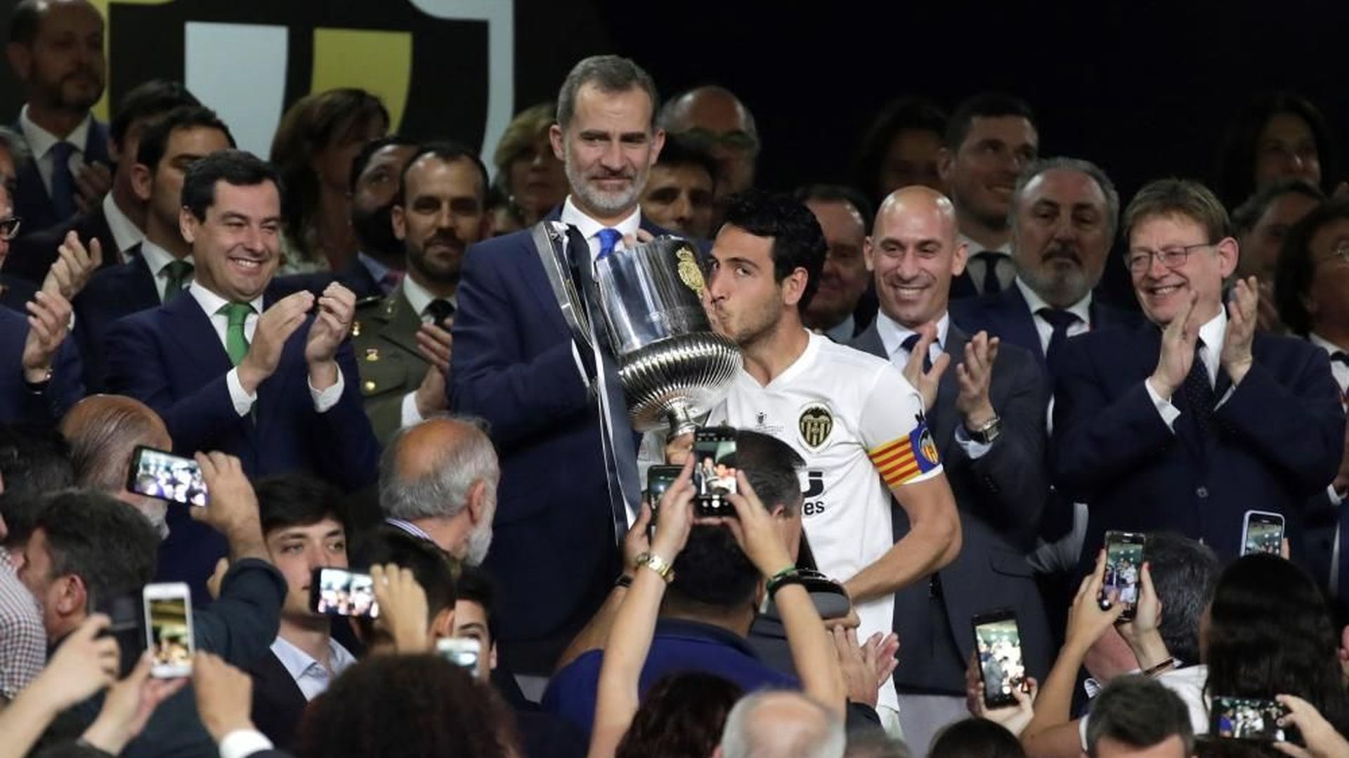 parejo_recoge_la_copa_de_manos_del_rey_001.jpeg