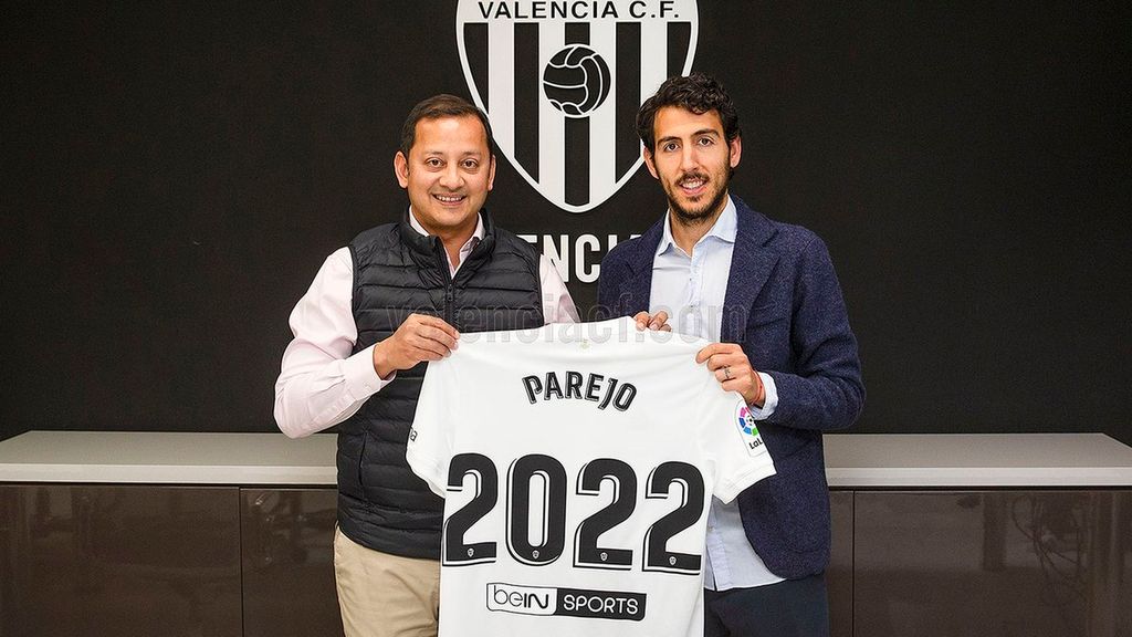 A Parejo le felicitan en el autobús del Villarreal con un "Feliz Anil-versario"