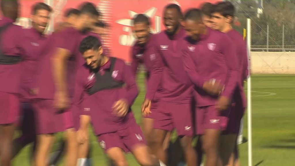 Pasillo de collejas por el cumpleaños de Jesús Navas.