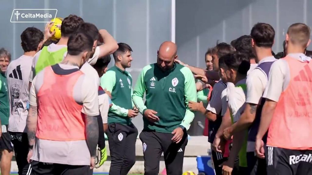 El pasillo de los jugadores a Claudio Giráldez tras su renovación con el Celta