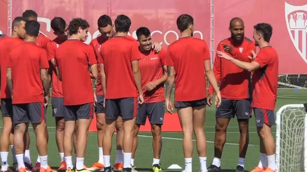 El pasillo de la plantilla del Sevilla a Pedrosa por su cumpleaños