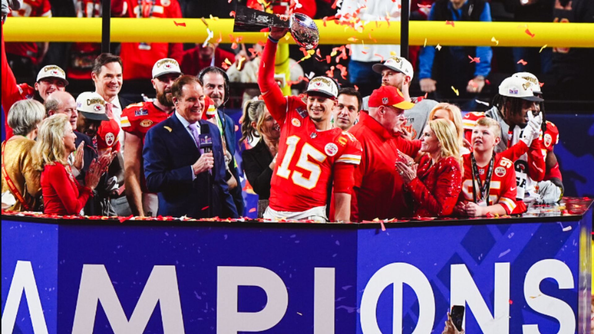 patrick_mahomes_con_el_trofeo_de_campeones_de_la_nfl__chiefs_001.jpg