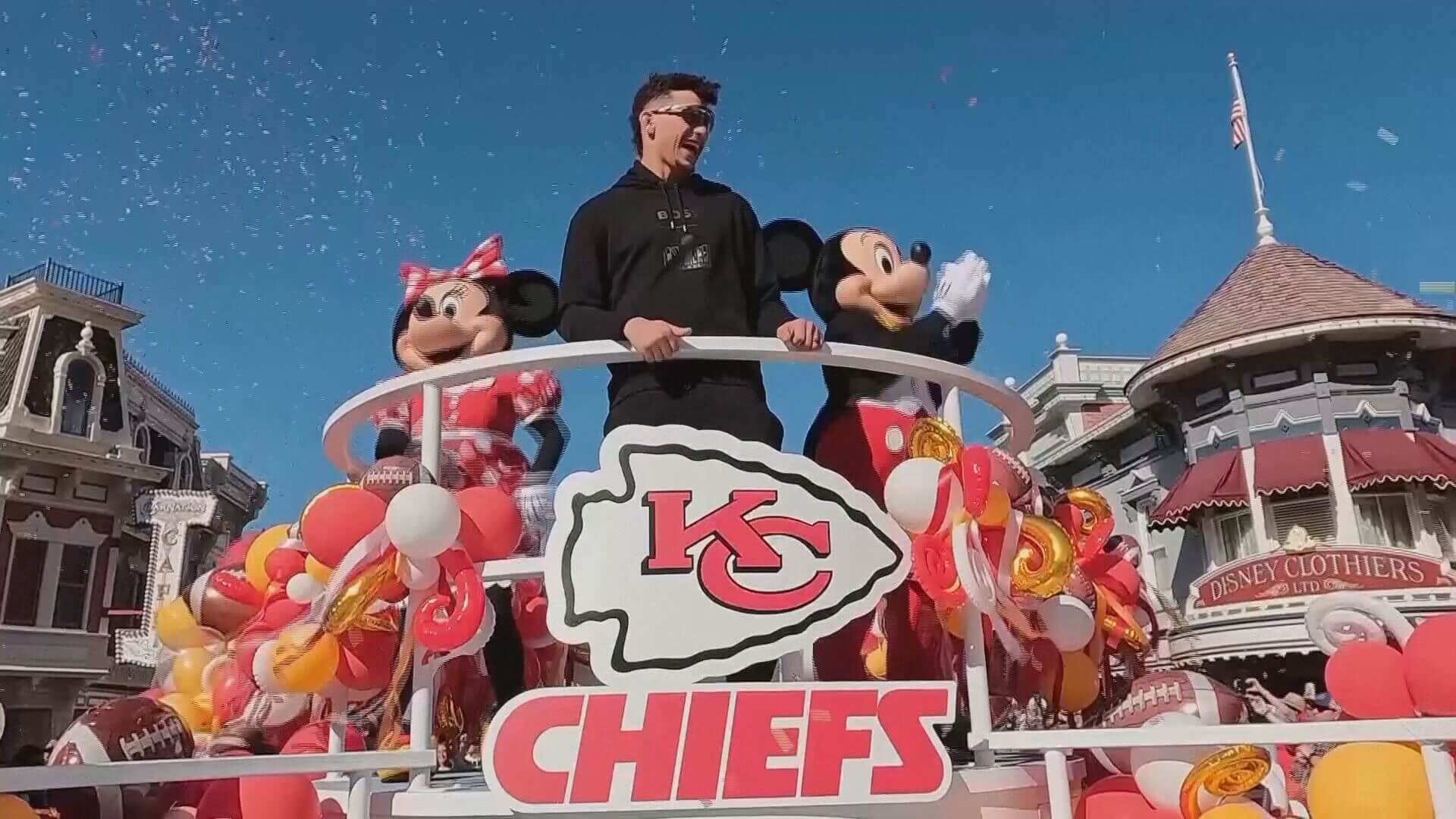 patrick_mahomes_vuelve_a_disneyland_el_mvp_de_la_super_bowl_cumple_con_la_tradicion.jpeg