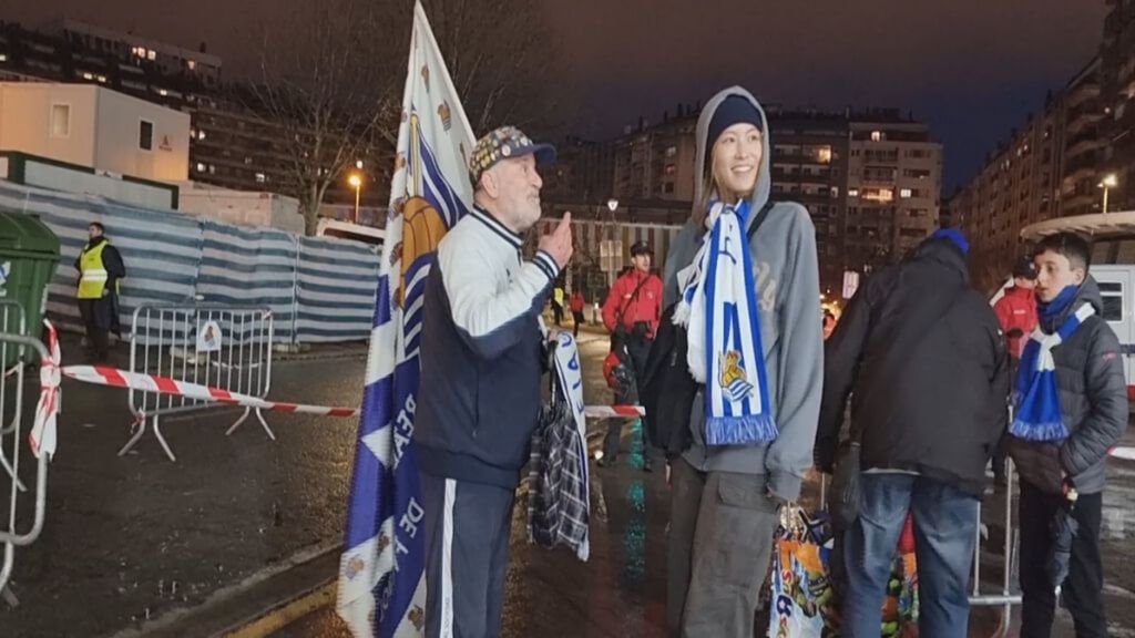 Patxi, una joven japonesa y el traductor del móvil: la divertidísima charla sobre la Real a las puertas de Anoeta
