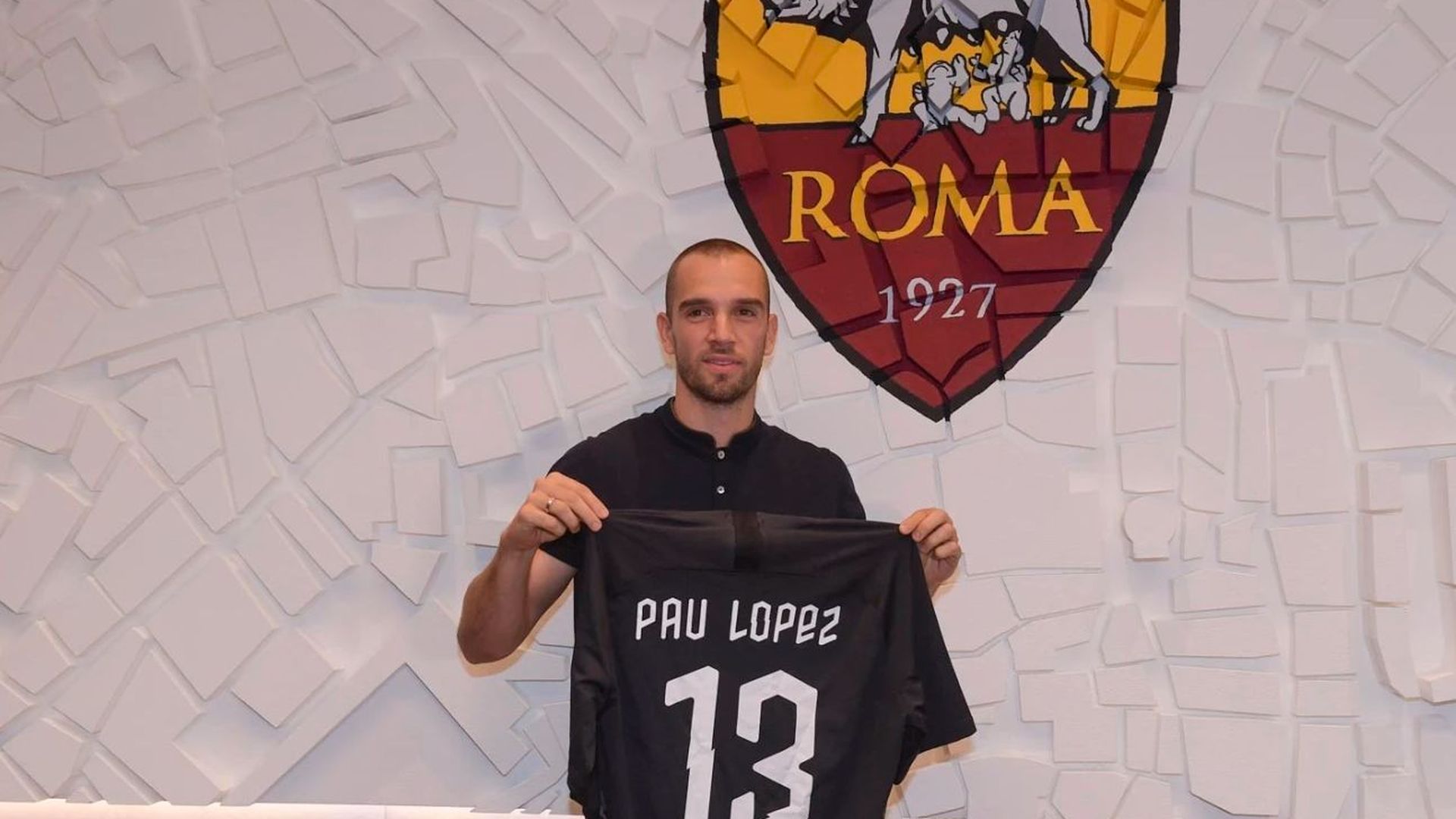 pau_lopez_posa_con_la_camiseta_de_la_roma.png