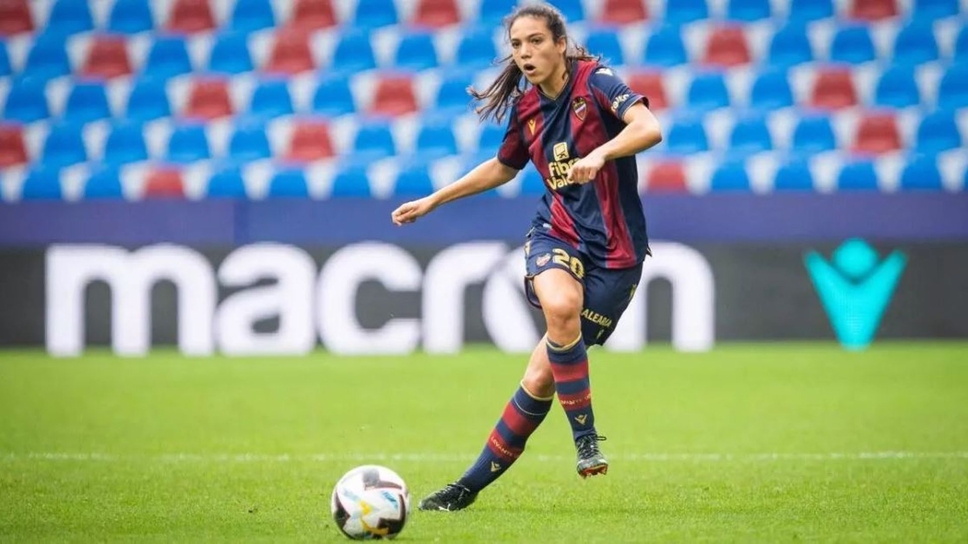 paula_tomas_durante_un_partido_con_el_levante_femenino_en_el_ciutat_foto_lud_001.JPG
