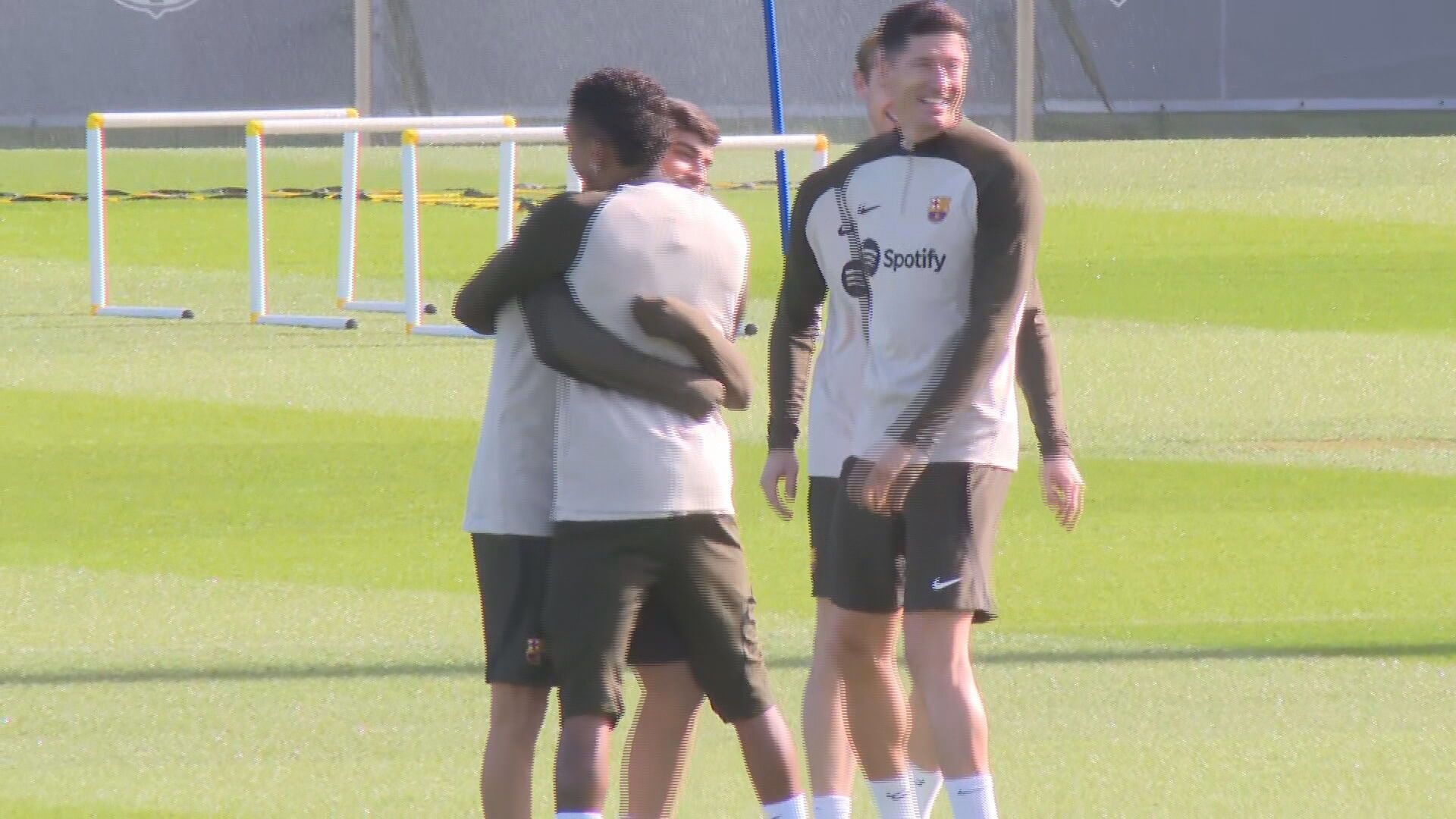 pedri_sale_por_fin_de_su_lesion_y_la_plantilla_lo_celebra.jpeg pedri_sale_por_fin_de_su_lesion_y_la_plantilla_lo_celebra.jpeg