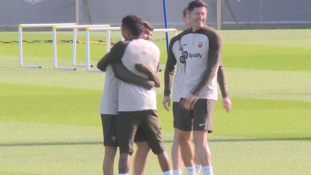Pedri sale por fin de su lesión: abrazado a Raphinha y pasillo de collejas para celebrarlo