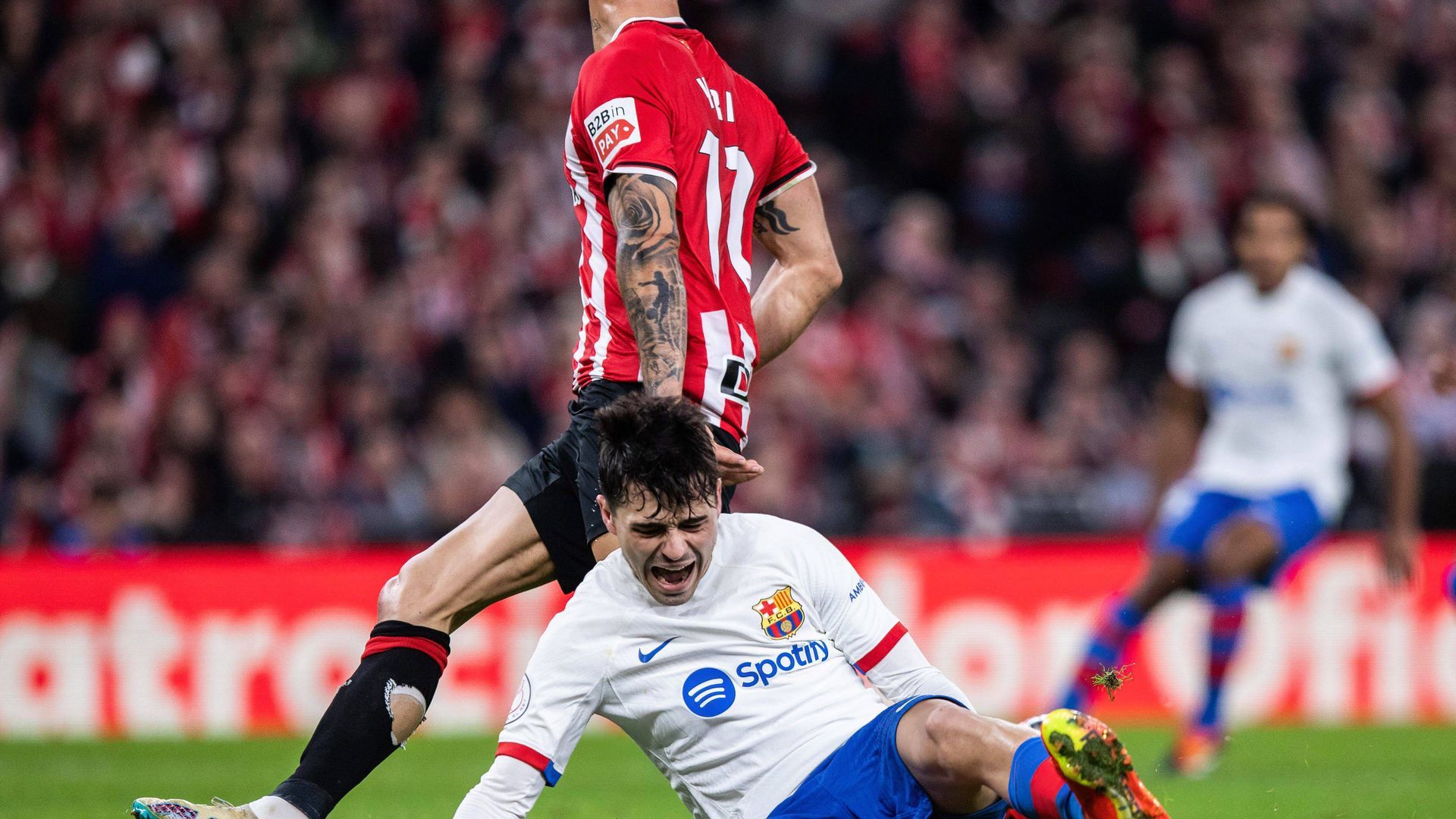 pedri_se_duele_en_una_accion_durante_el_athletic_barcelona_foto_cordon_press_001.jpg