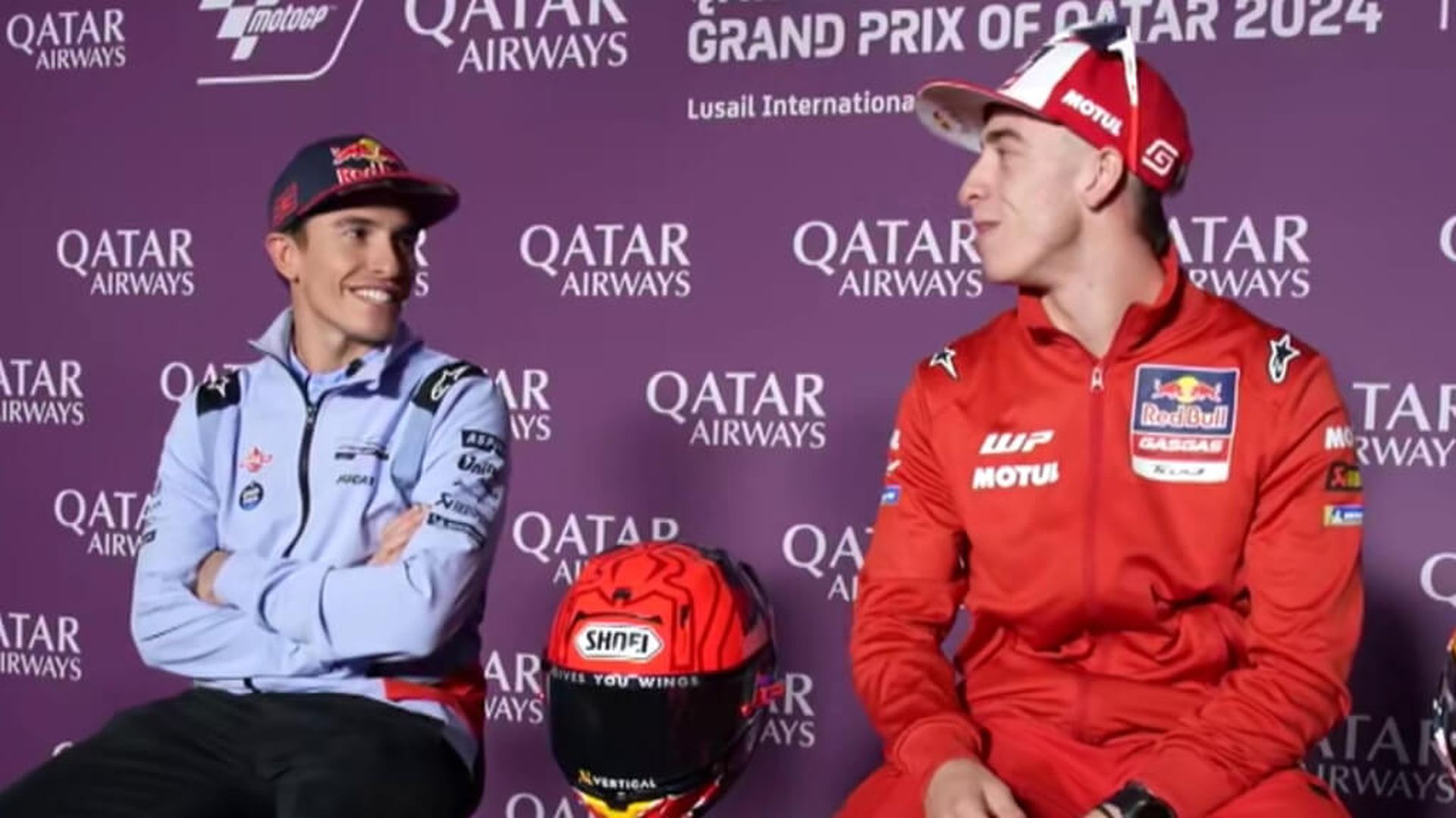 pedro_acosta_hablando_con_marc_marquez_en_rueda_de_prensa_dazn_001.jpg