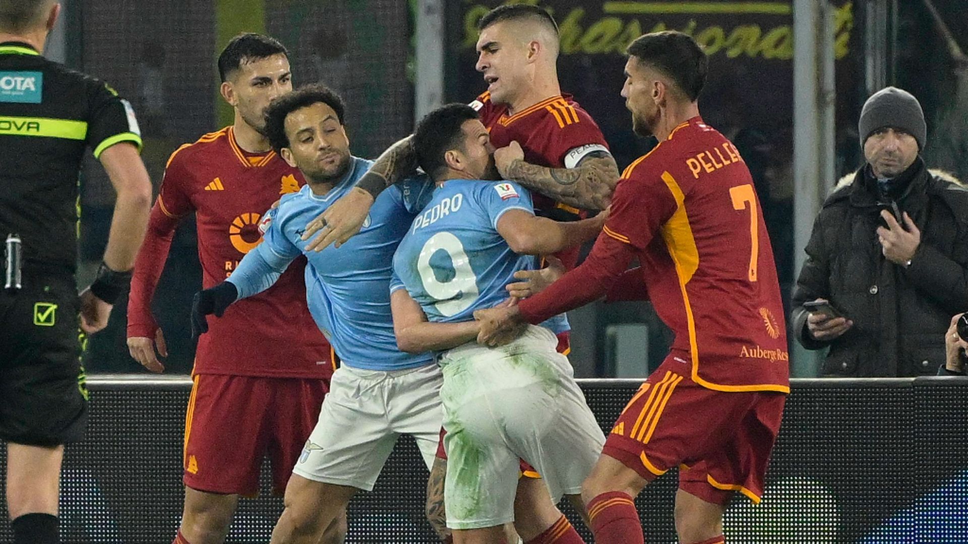 pedro_rodriguez_pierde_los_papeles_en_el_derbi_de_roma_expulsado_por_doble_amarilla_en.jpg pedro_rodriguez_pierde_los_papeles_en_el_derbi_de_roma_expulsado_por_doble_amarilla_en.jpg