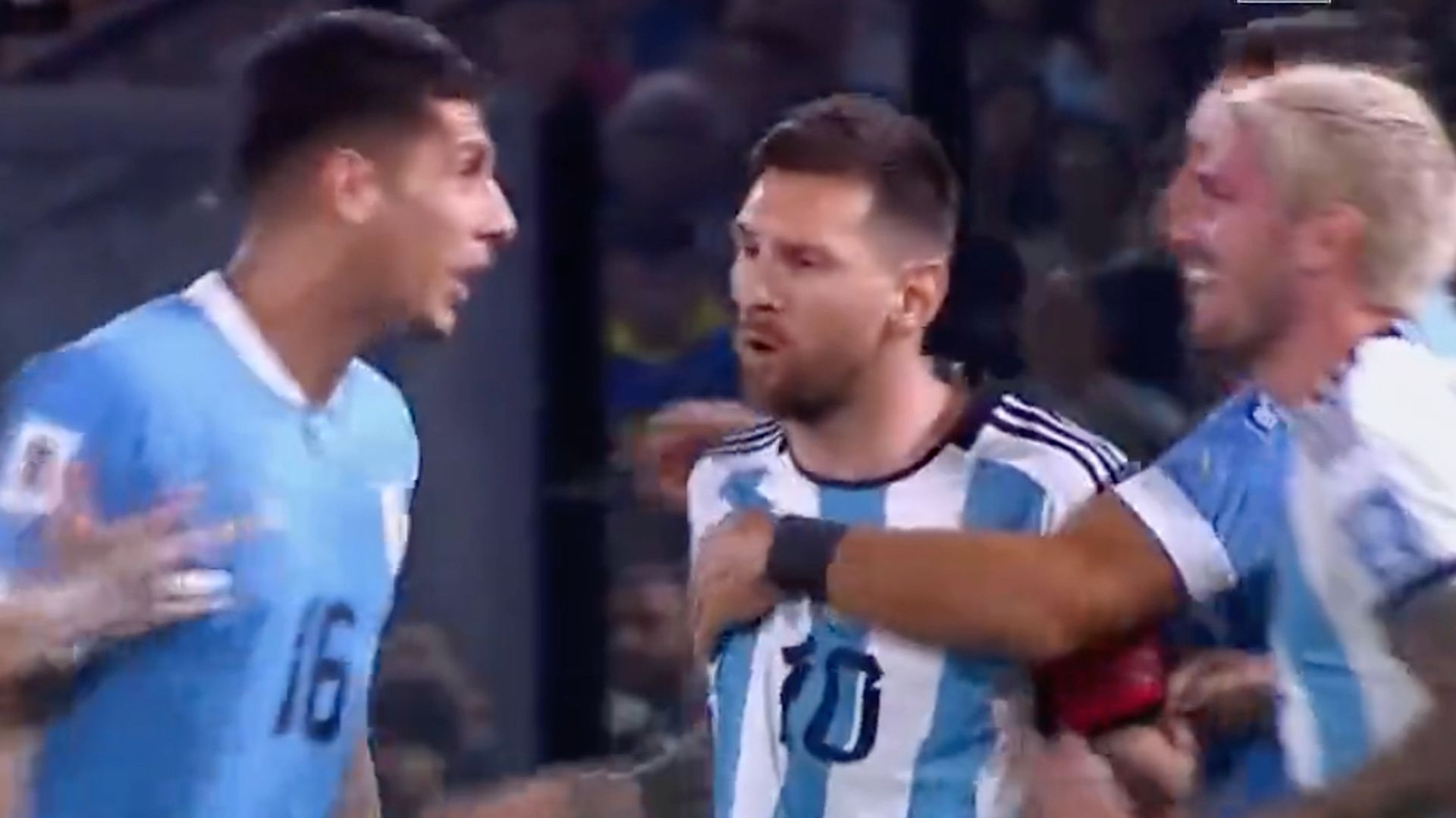 pelea_en_el_argentina_vs_uruguay_fuente__futboldestrangi_001.jpeg