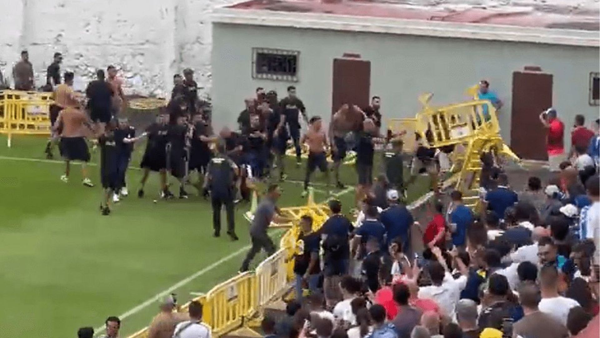 pelea_entre_ultras_de_la_ud_las_palmas_y_aficionados_del_tenerife_001.png pelea_entre_ultras_de_la_ud_las_palmas_y_aficionados_del_tenerife_001.png