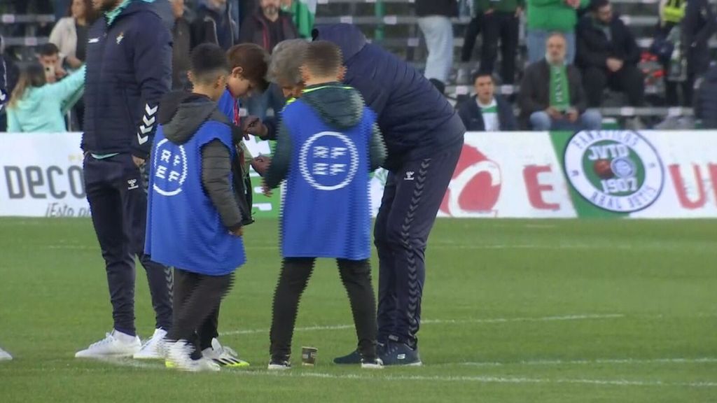 Pellegrini, ídolo en Villanueva: los niños no paran de pedirle autógrafos y fotos